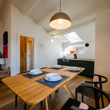 Radiant And Trendy Downtown - One Bedroom Apartament