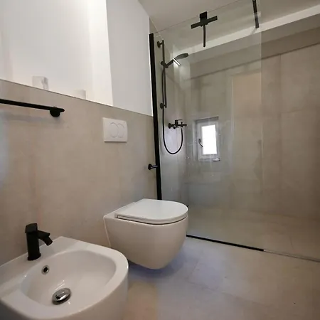 Radiant And Trendy Downtown - One Bedroom Apartment *
