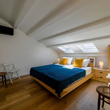 Radiant And Trendy Downtown - One Bedroom *