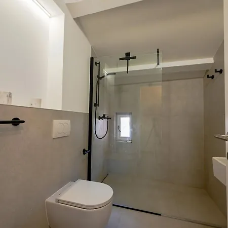 Radiant And Trendy Downtown - One Bedroom *