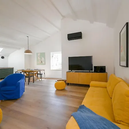 Radiant And Trendy Downtown - One Bedroom *