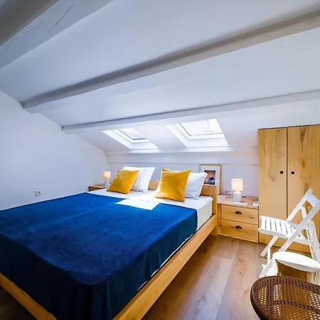 Radiant And Trendy Downtown - One Bedroom