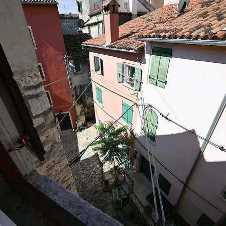 Radiant And Trendy Downtown - One Bedroom Apartment *