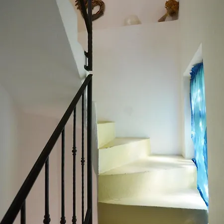 Radiant And Trendy Downtown - One Bedroom Apartment *