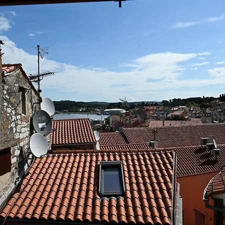 Radiant And Trendy Downtown - One Bedroom Apartment *